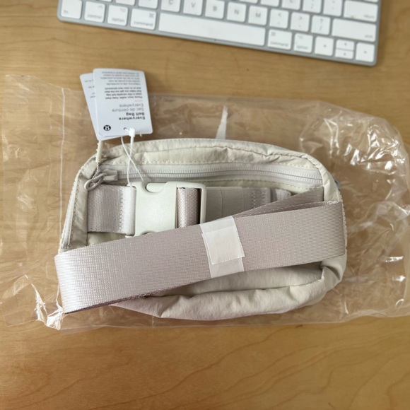 Lululemon Everywhere Belt Bag White Opal NWT - Picture 15 of 16